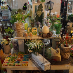 Tisch mit Dekorationsgegenstände